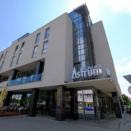 Business Hotel Astrum Laus Levice Extérieur photo