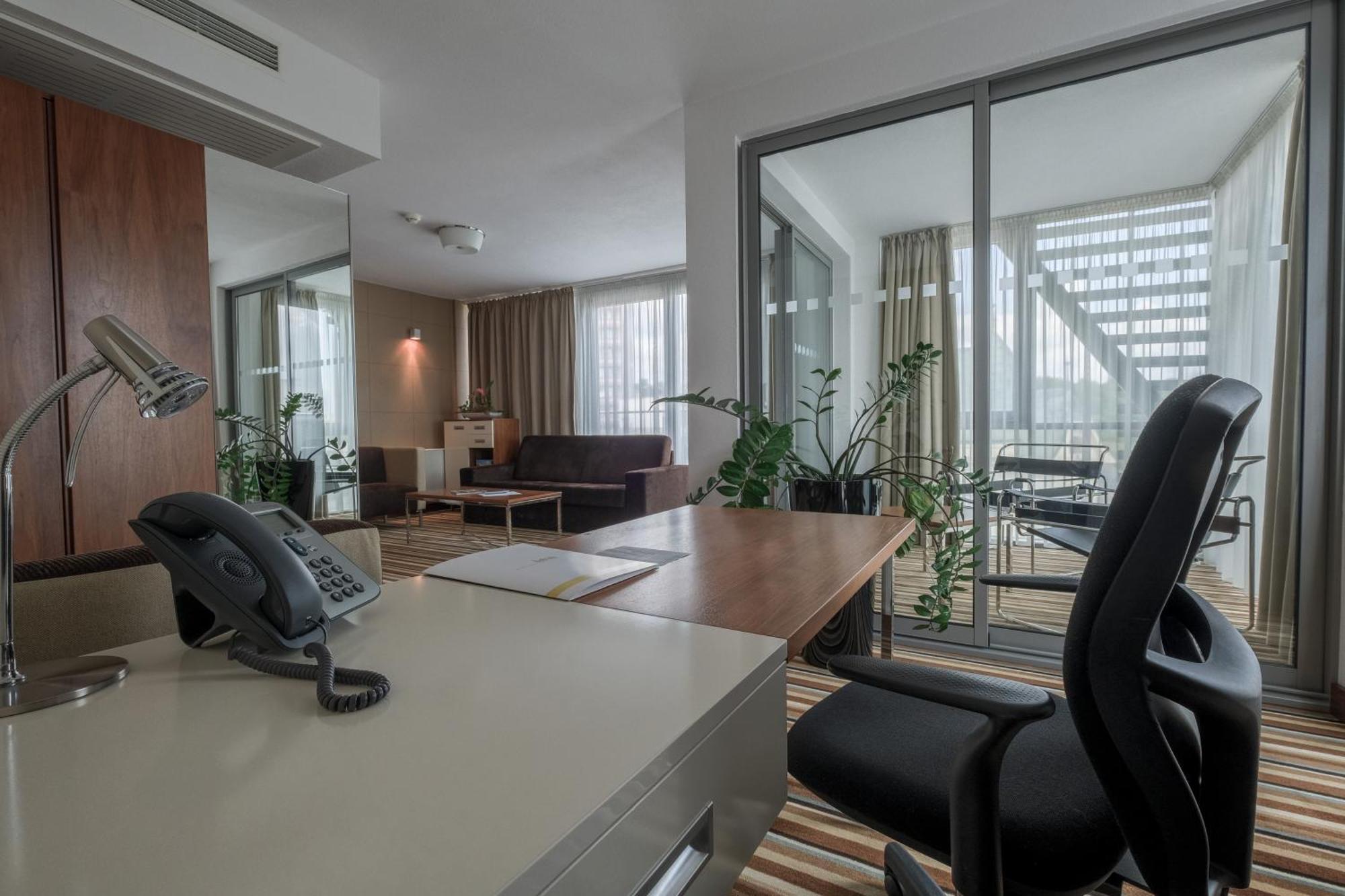 Business Hotel Astrum Laus Levice Extérieur photo