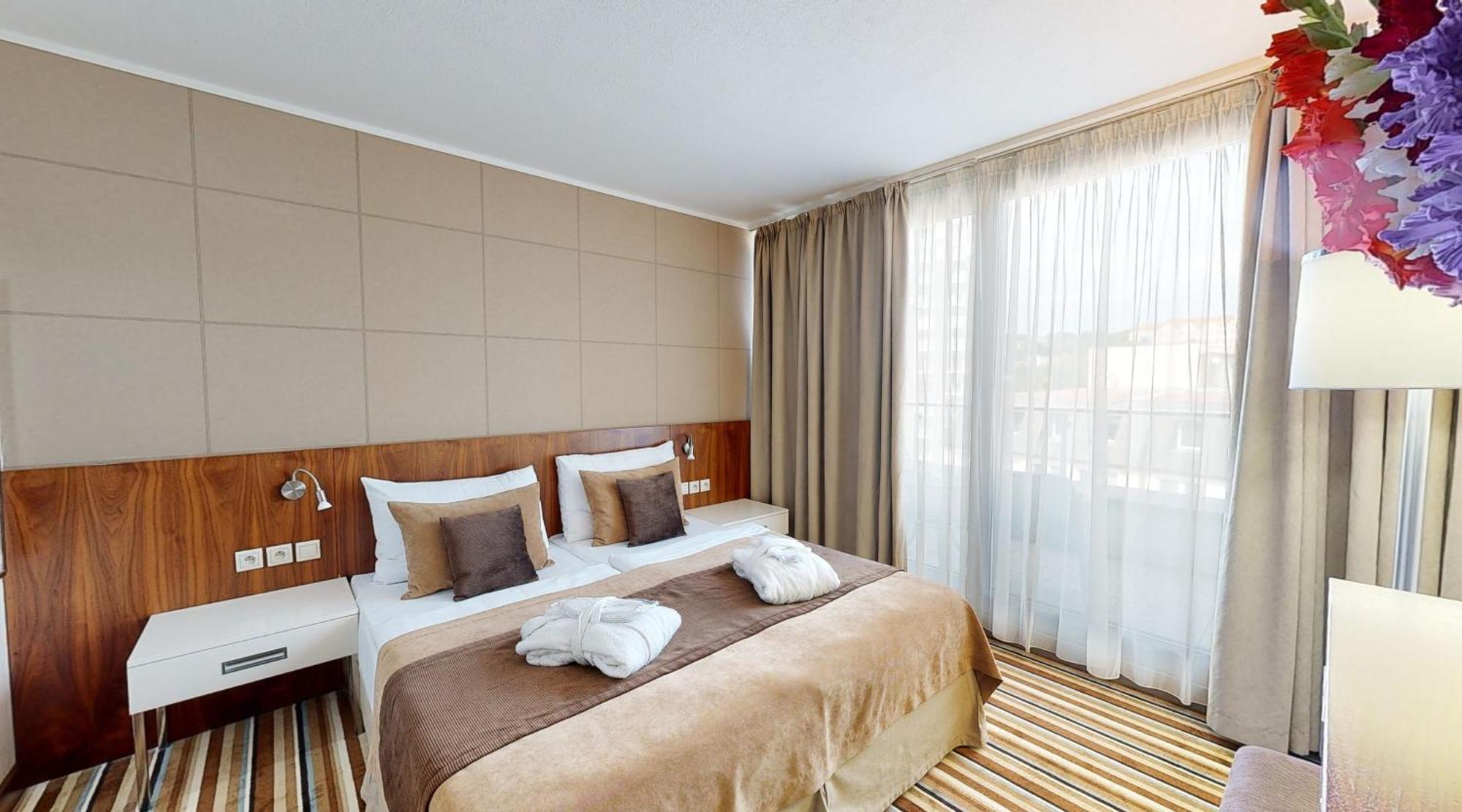 Business Hotel Astrum Laus Levice Extérieur photo