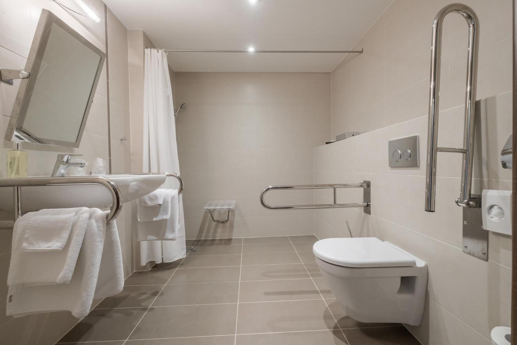 Business Hotel Astrum Laus Levice Extérieur photo