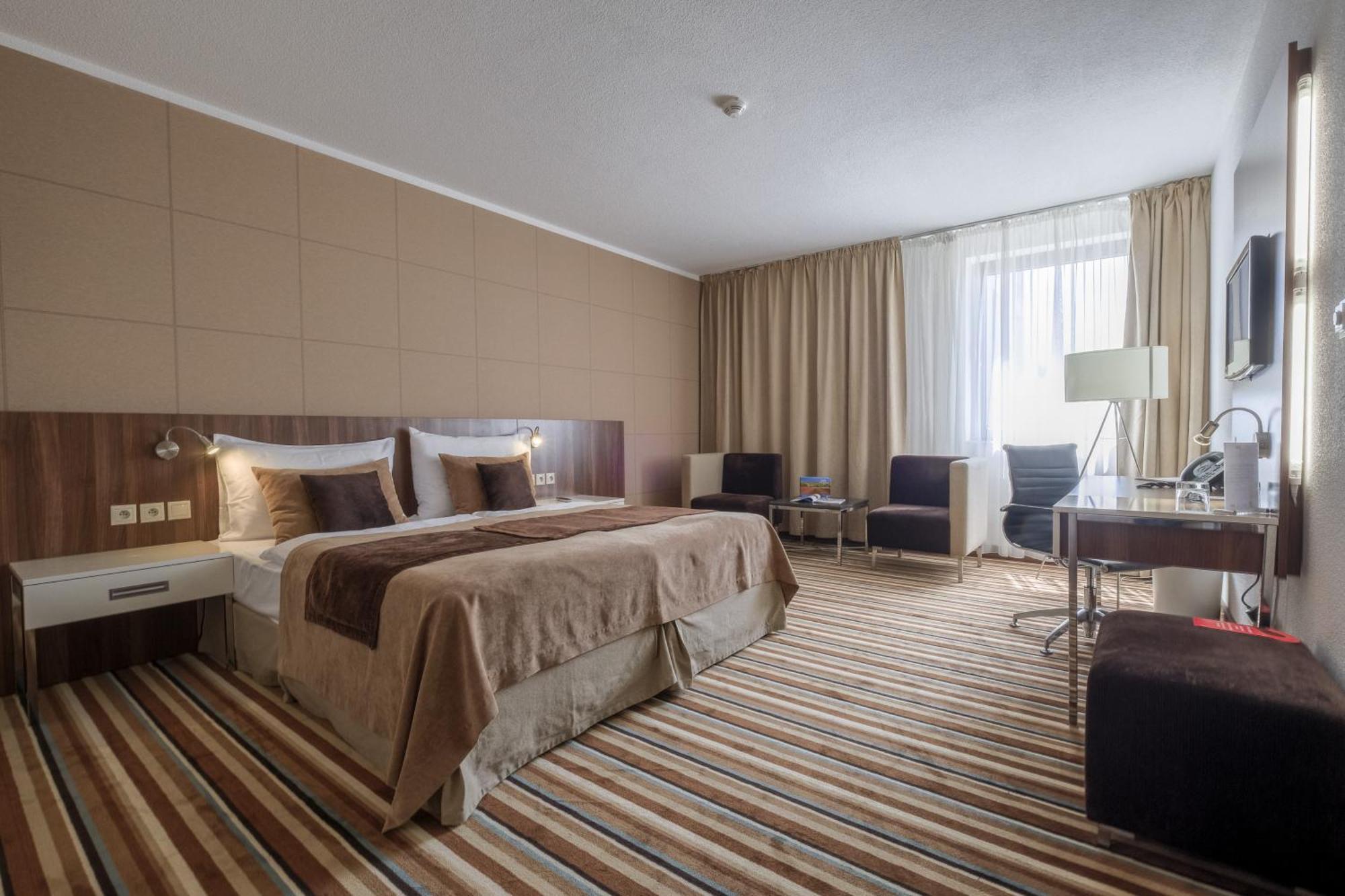 Business Hotel Astrum Laus Levice Extérieur photo