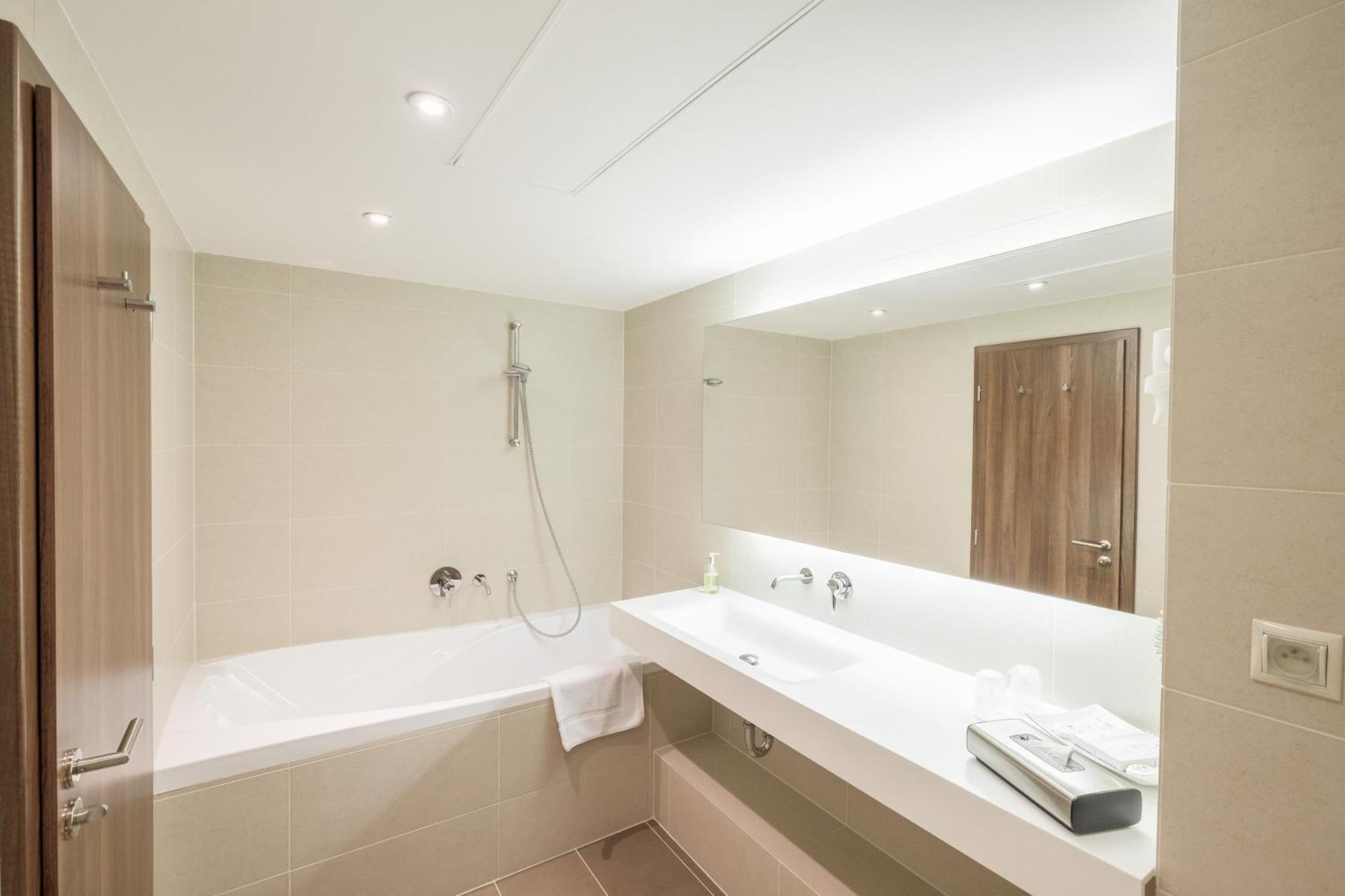 Business Hotel Astrum Laus Levice Extérieur photo