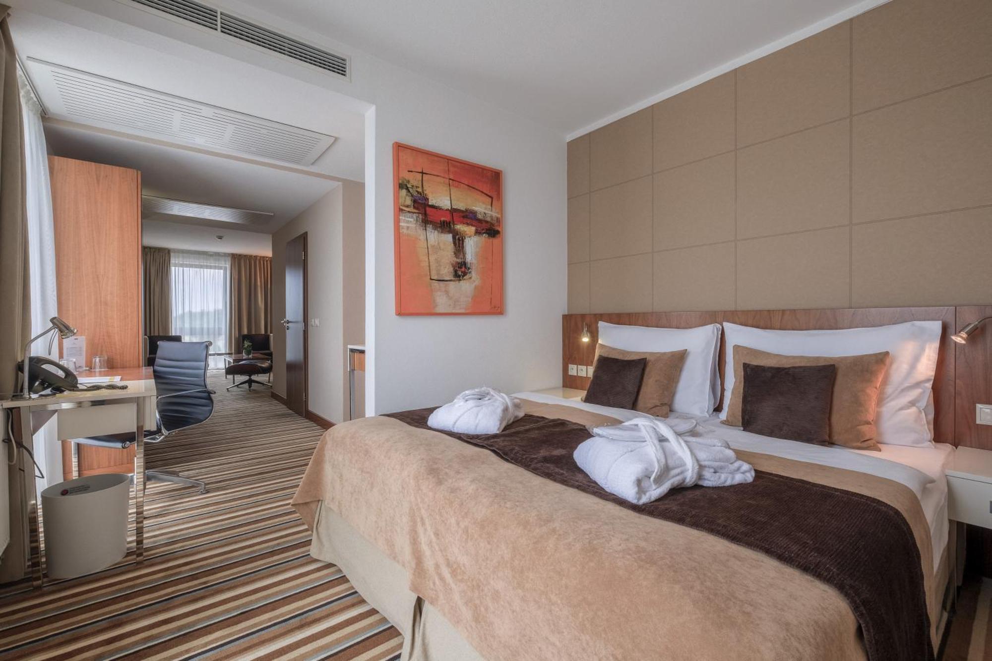 Business Hotel Astrum Laus Levice Extérieur photo