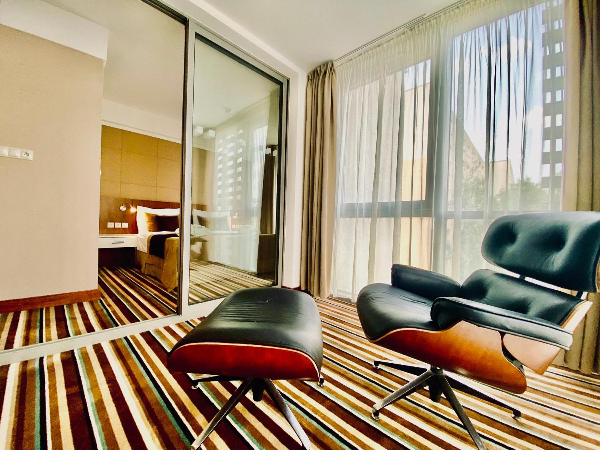 Business Hotel Astrum Laus Levice Extérieur photo