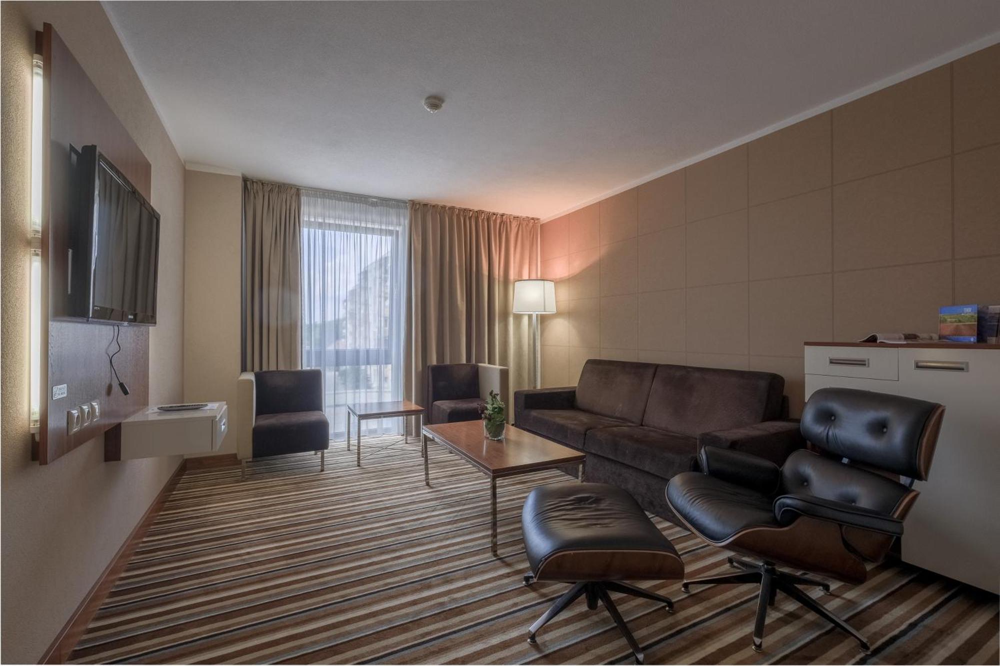 Business Hotel Astrum Laus Levice Extérieur photo