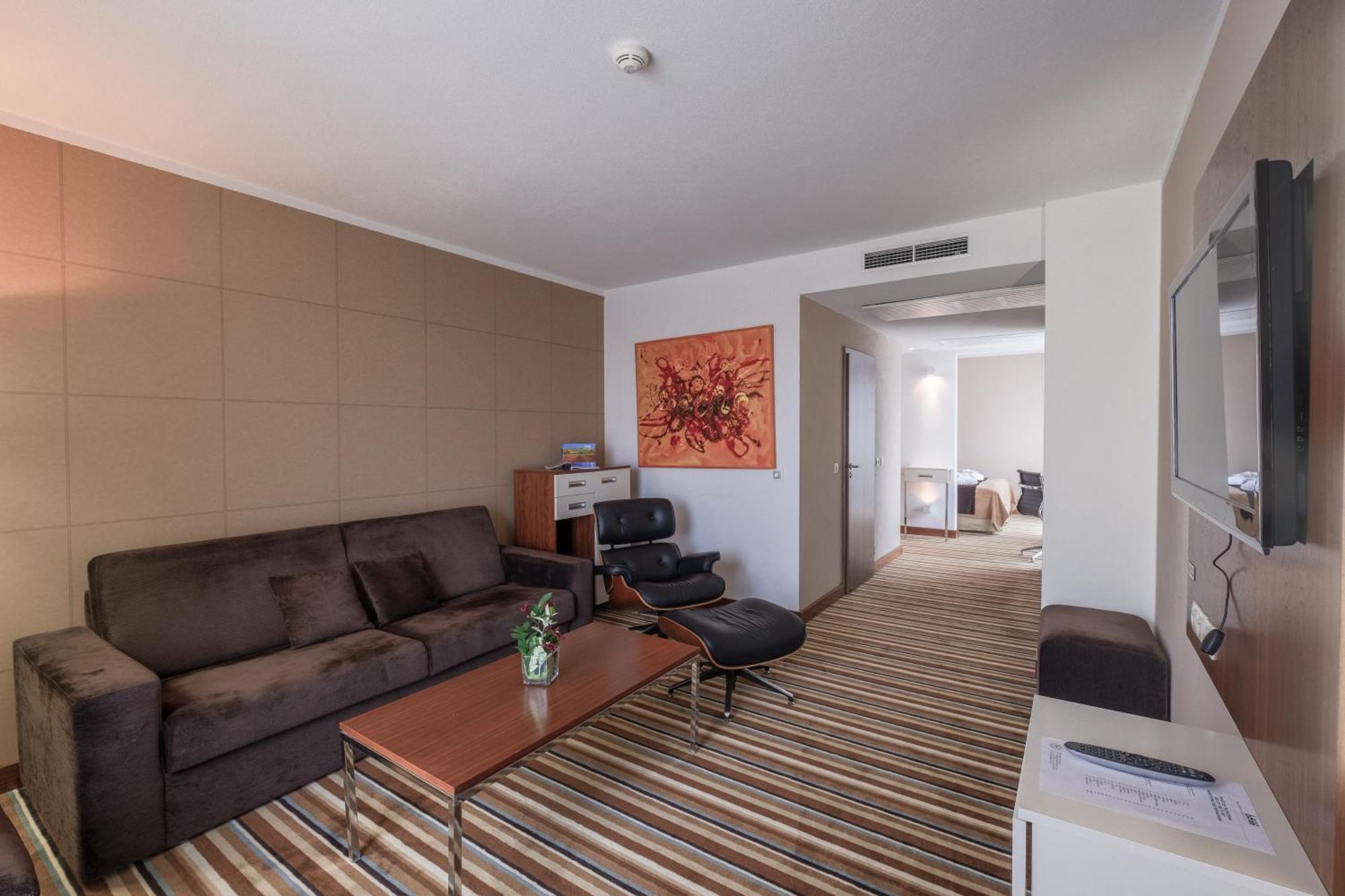 Business Hotel Astrum Laus Levice Extérieur photo