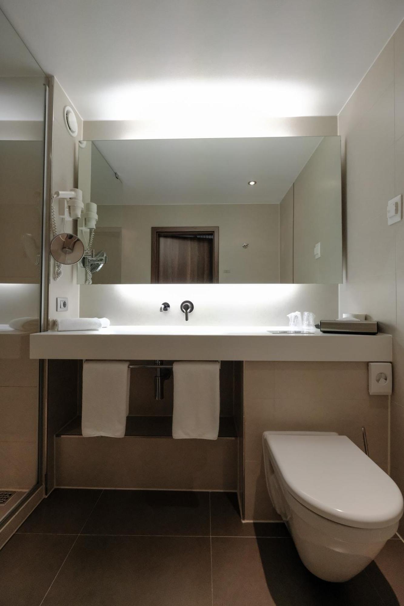 Business Hotel Astrum Laus Levice Extérieur photo