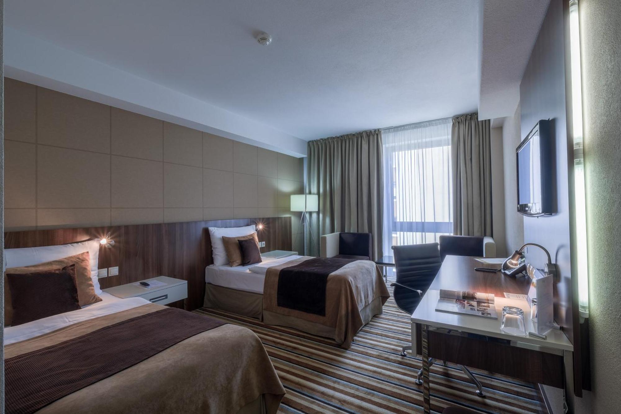 Business Hotel Astrum Laus Levice Extérieur photo