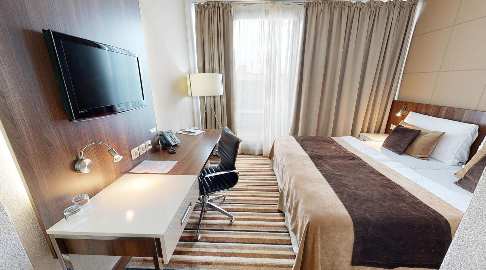 Business Hotel Astrum Laus Levice Extérieur photo