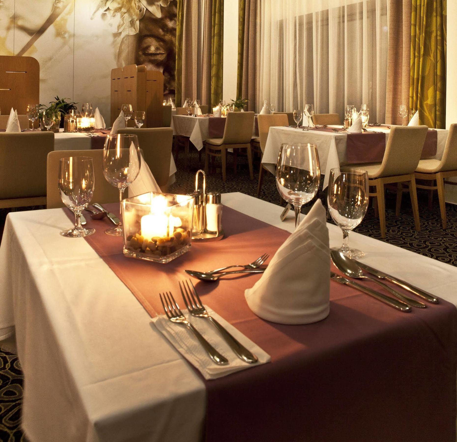 Business Hotel Astrum Laus Levice Extérieur photo
