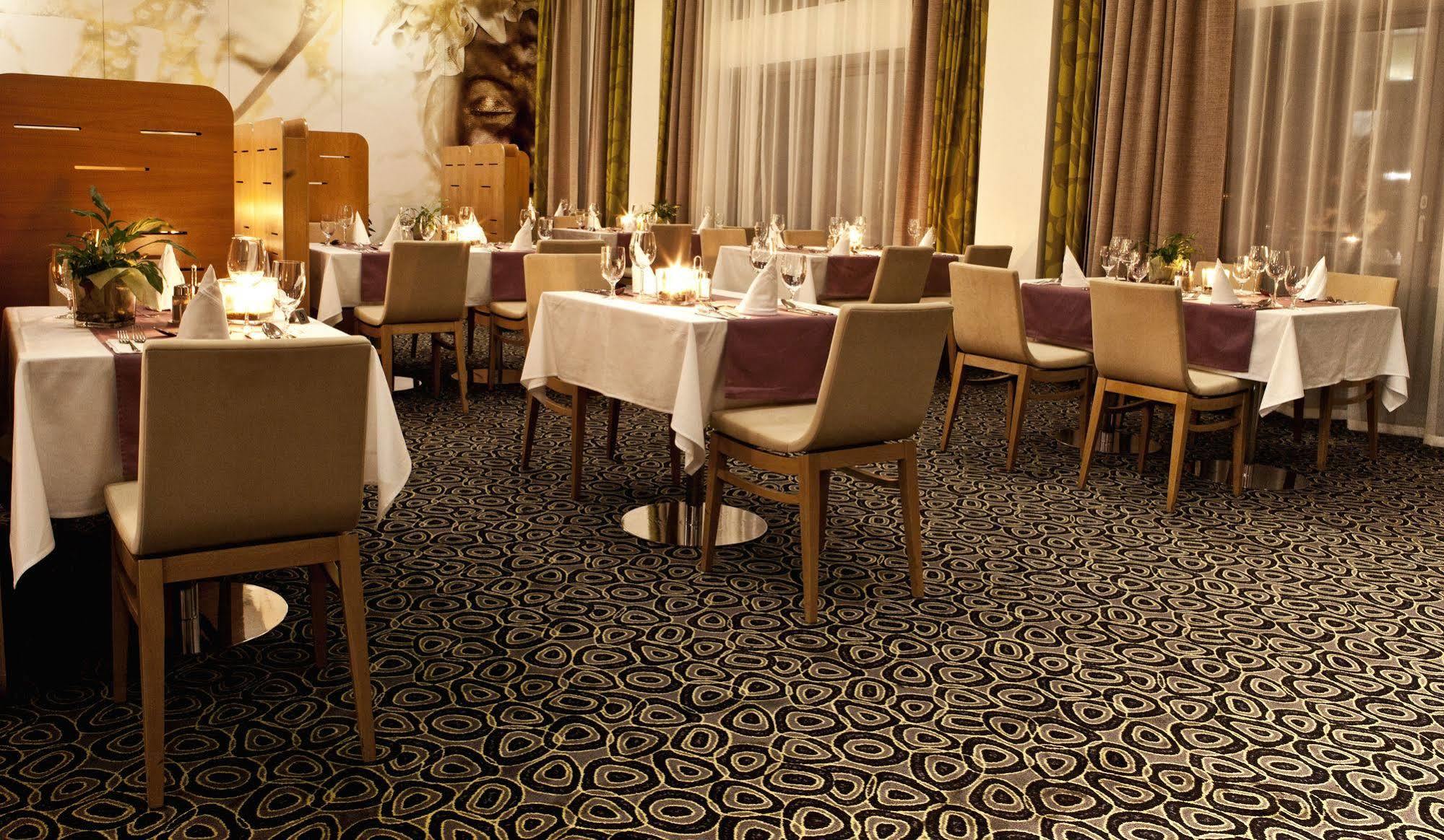 Business Hotel Astrum Laus Levice Extérieur photo