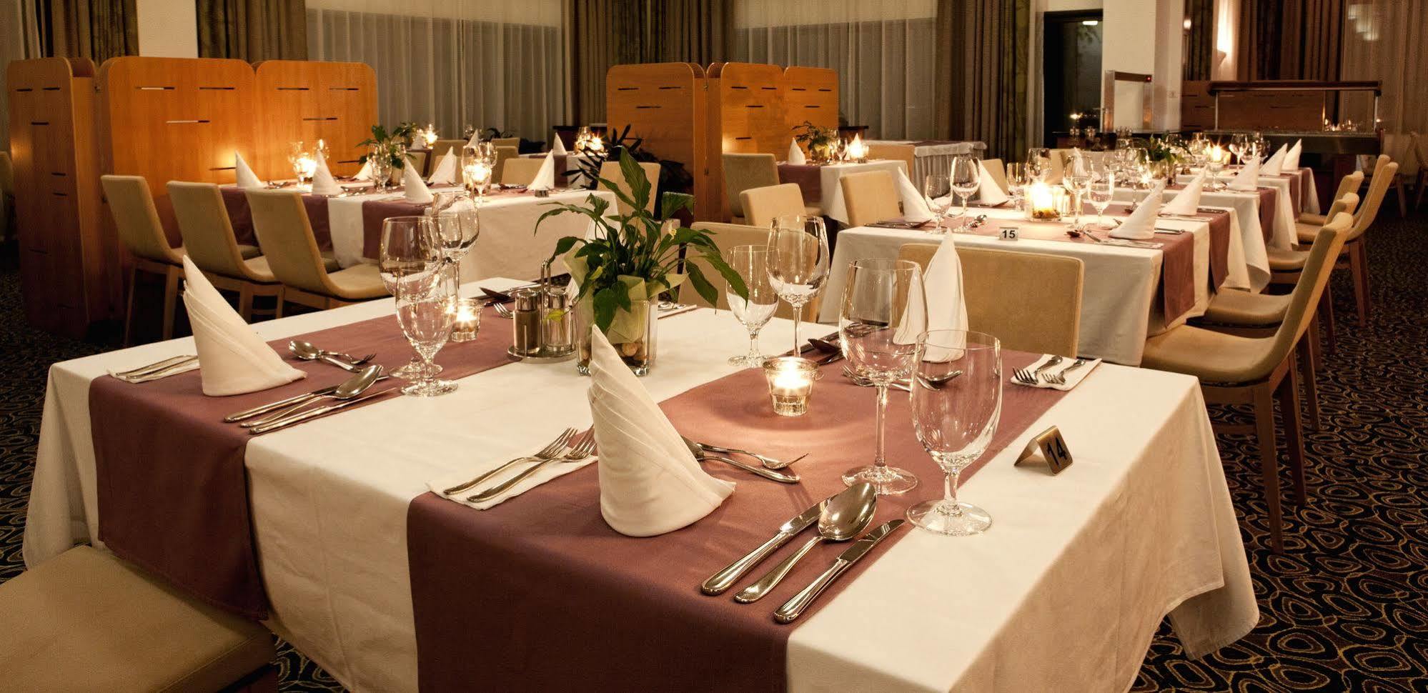 Business Hotel Astrum Laus Levice Extérieur photo