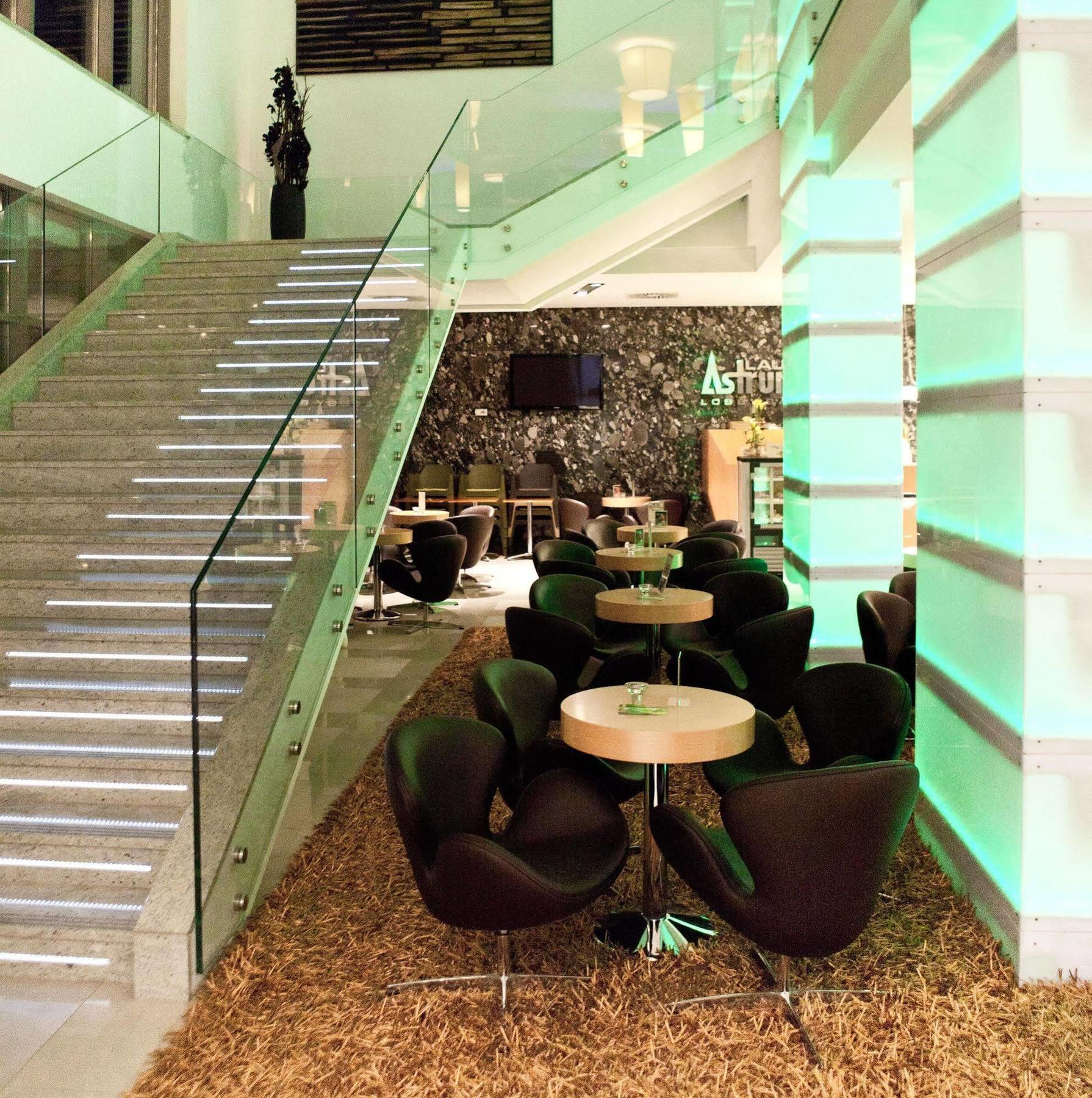 Business Hotel Astrum Laus Levice Extérieur photo