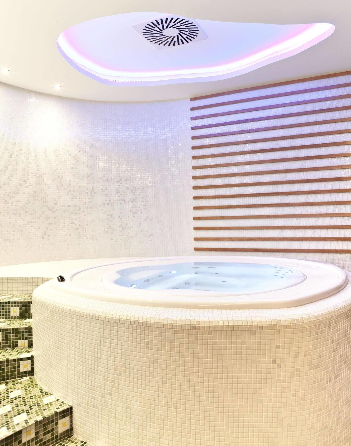 Business Hotel Astrum Laus Levice Extérieur photo