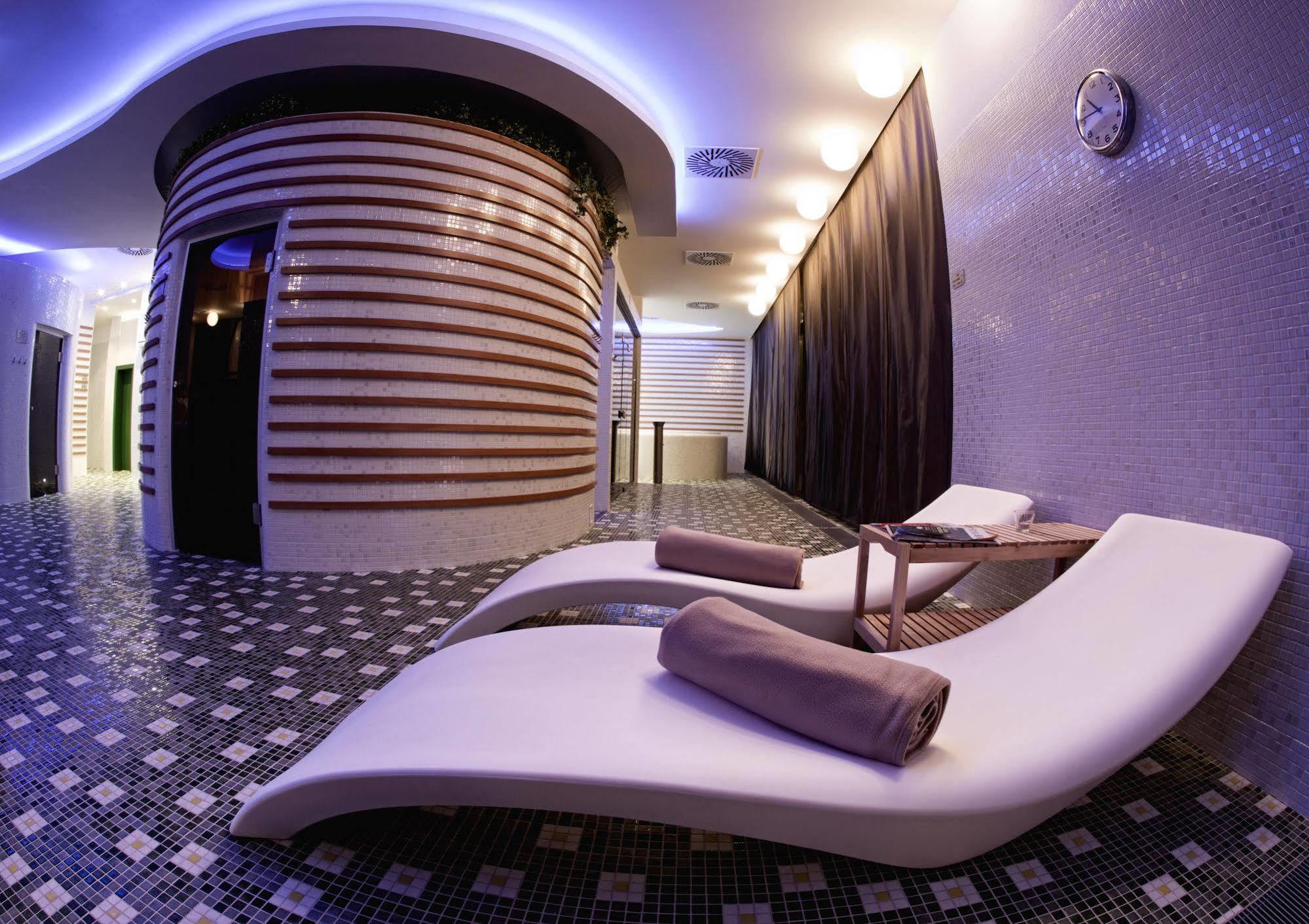 Business Hotel Astrum Laus Levice Extérieur photo
