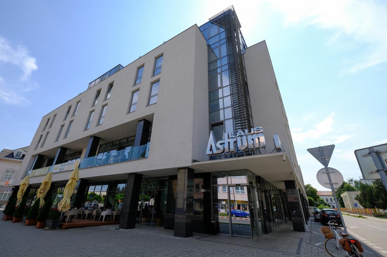 Business Hotel Astrum Laus Levice Extérieur photo