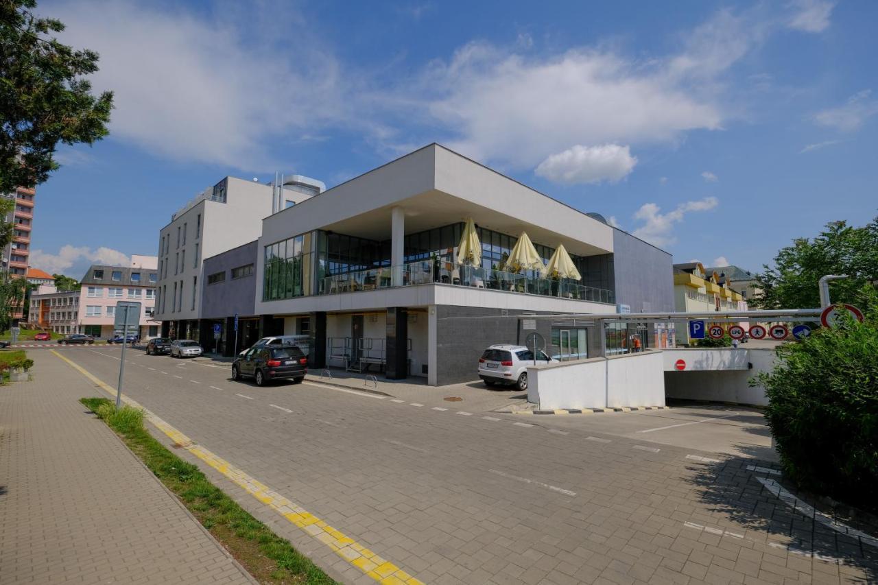 Business Hotel Astrum Laus Levice Extérieur photo