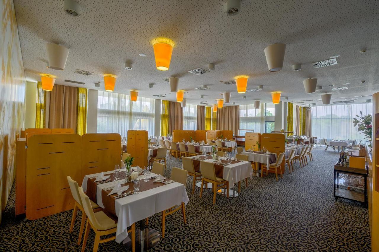 Business Hotel Astrum Laus Levice Extérieur photo