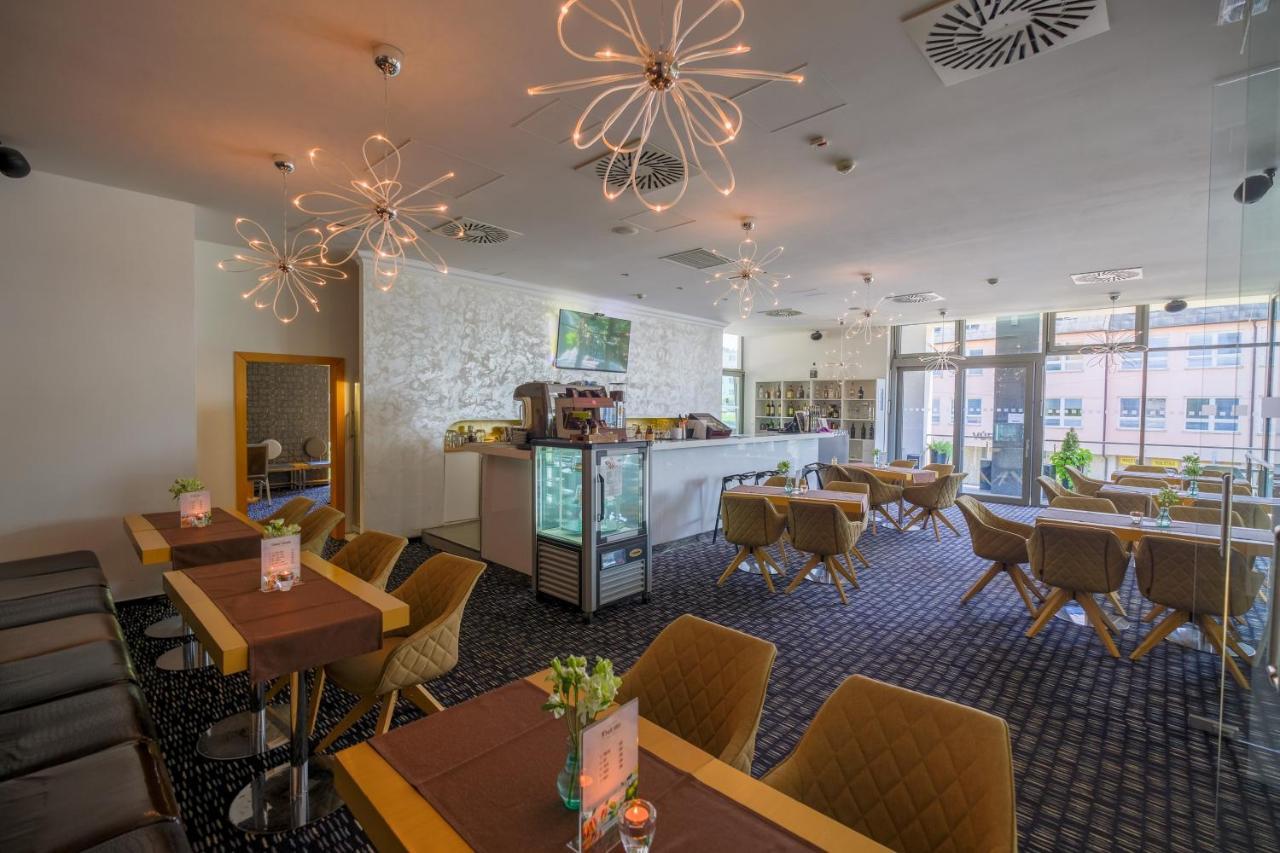 Business Hotel Astrum Laus Levice Extérieur photo