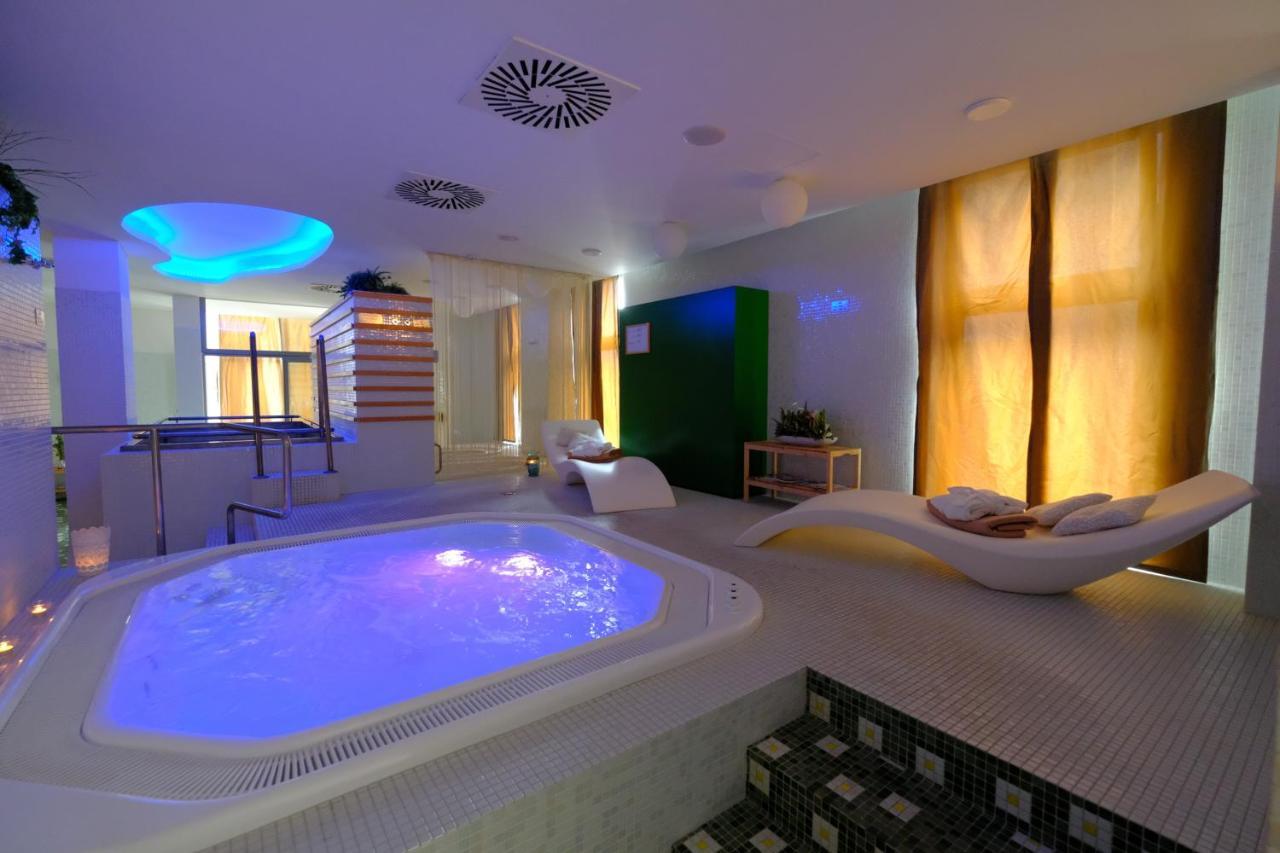 Business Hotel Astrum Laus Levice Extérieur photo