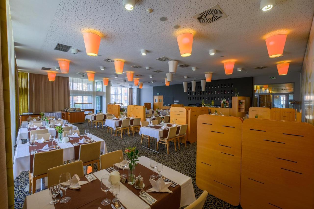 Business Hotel Astrum Laus Levice Extérieur photo