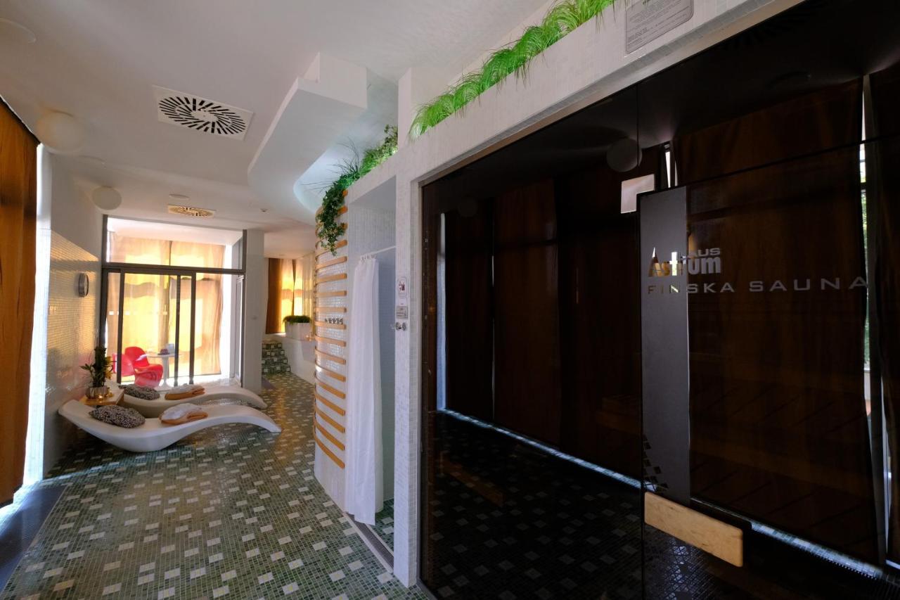Business Hotel Astrum Laus Levice Extérieur photo