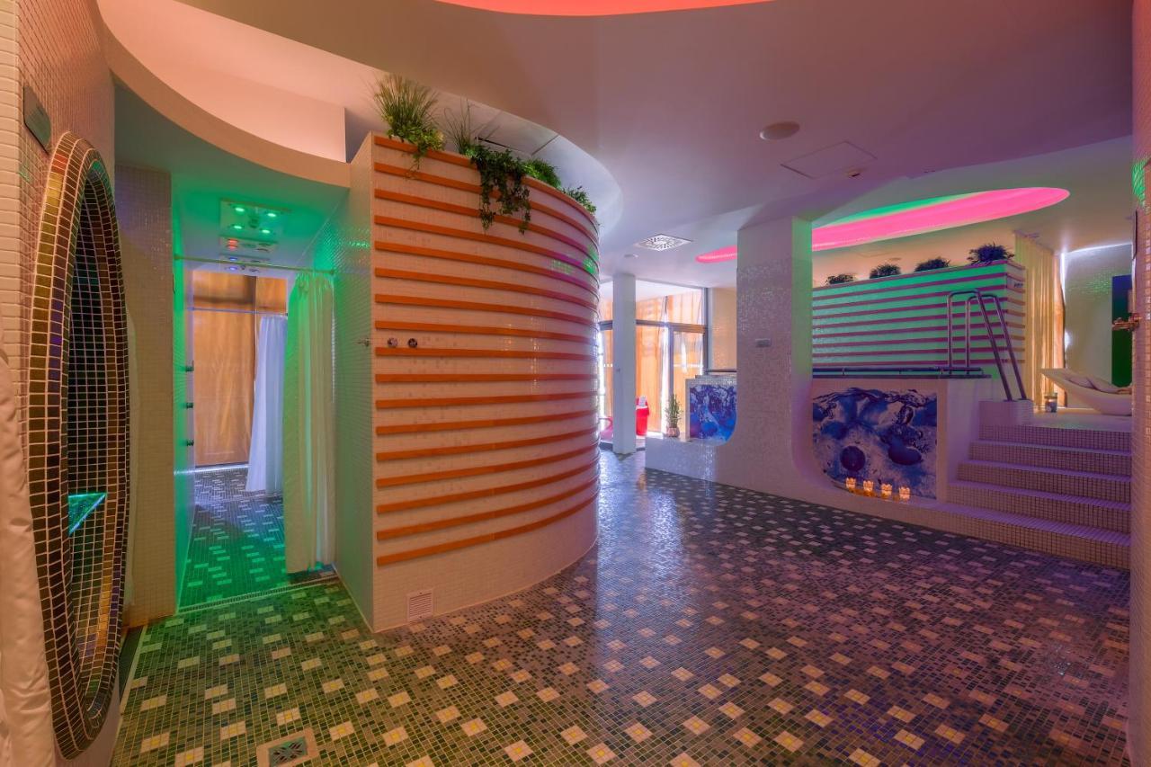 Business Hotel Astrum Laus Levice Extérieur photo