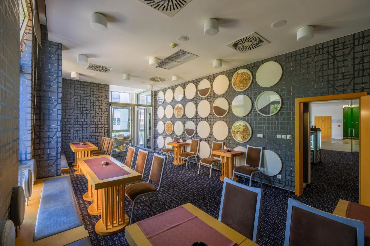 Business Hotel Astrum Laus Levice Extérieur photo