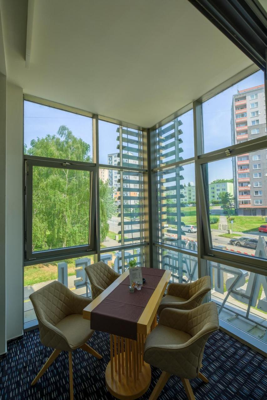 Business Hotel Astrum Laus Levice Extérieur photo