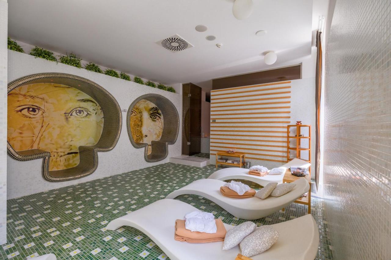 Business Hotel Astrum Laus Levice Extérieur photo