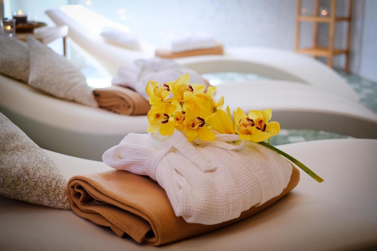 Business Hotel Astrum Laus Levice Extérieur photo