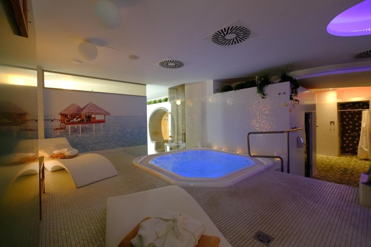 Business Hotel Astrum Laus Levice Extérieur photo