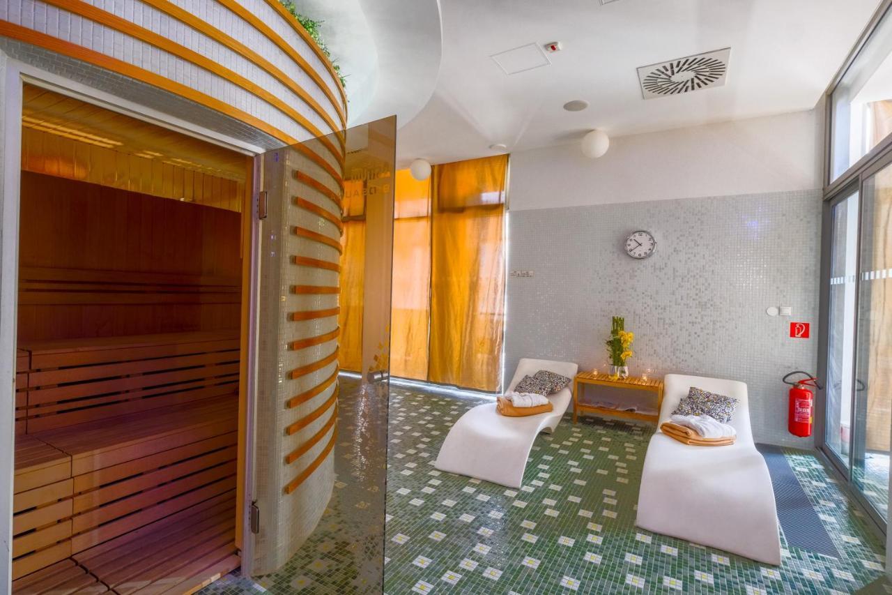 Business Hotel Astrum Laus Levice Extérieur photo