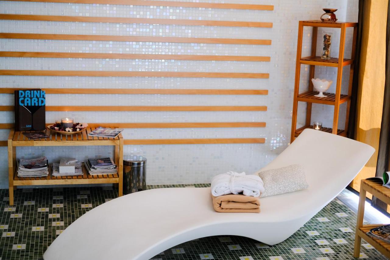 Business Hotel Astrum Laus Levice Extérieur photo